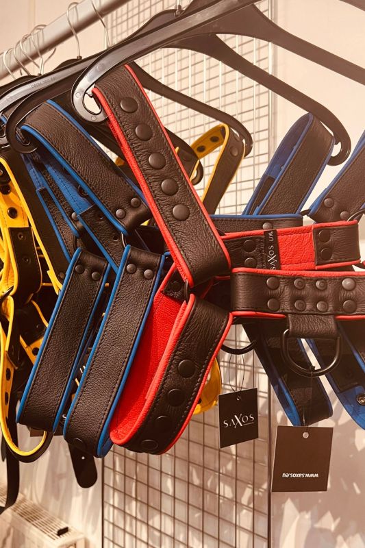 Dein Harness in Farbe - Arachne SM- und Fetisch Shop Dein Harness in Farbe - Arachne SM- und Fetisch Shop